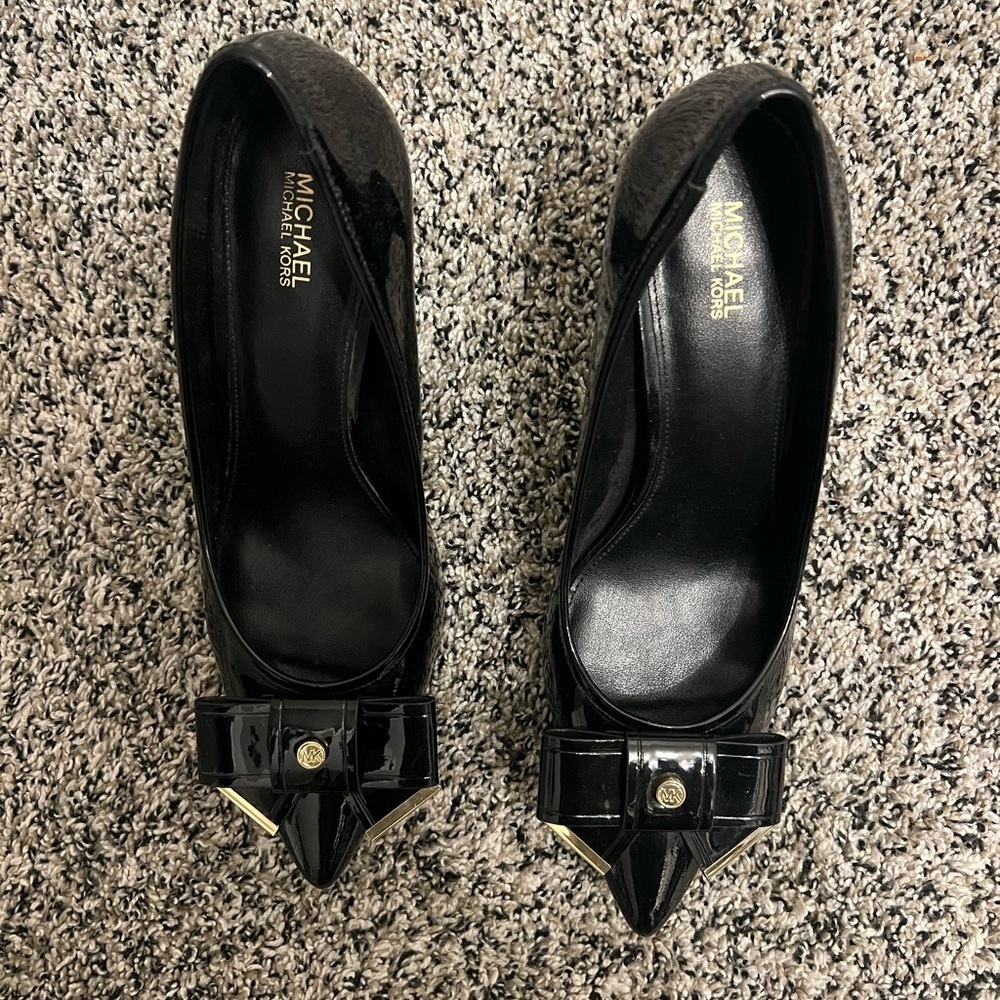 Never Worn. Michael Kors Bella Flex Black Patent Leather Pump with Bow Detail.